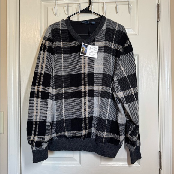 100% Cashmere Black and Gray Plaid V-Neck Sweater Size XL - Picture 1 of 10